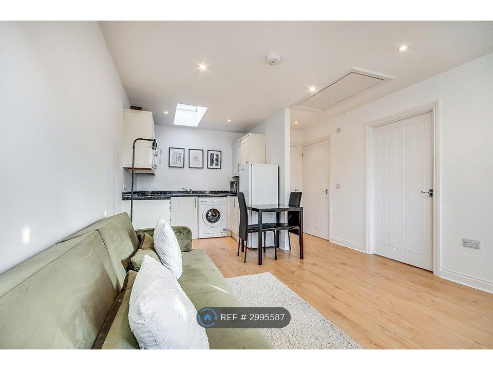 Property photo 1 of 10 Lounge/Kitchen