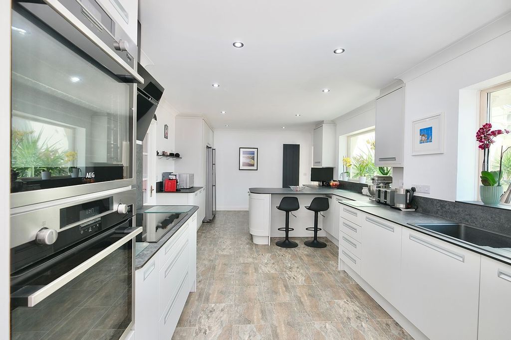 Property photo 2 of 32