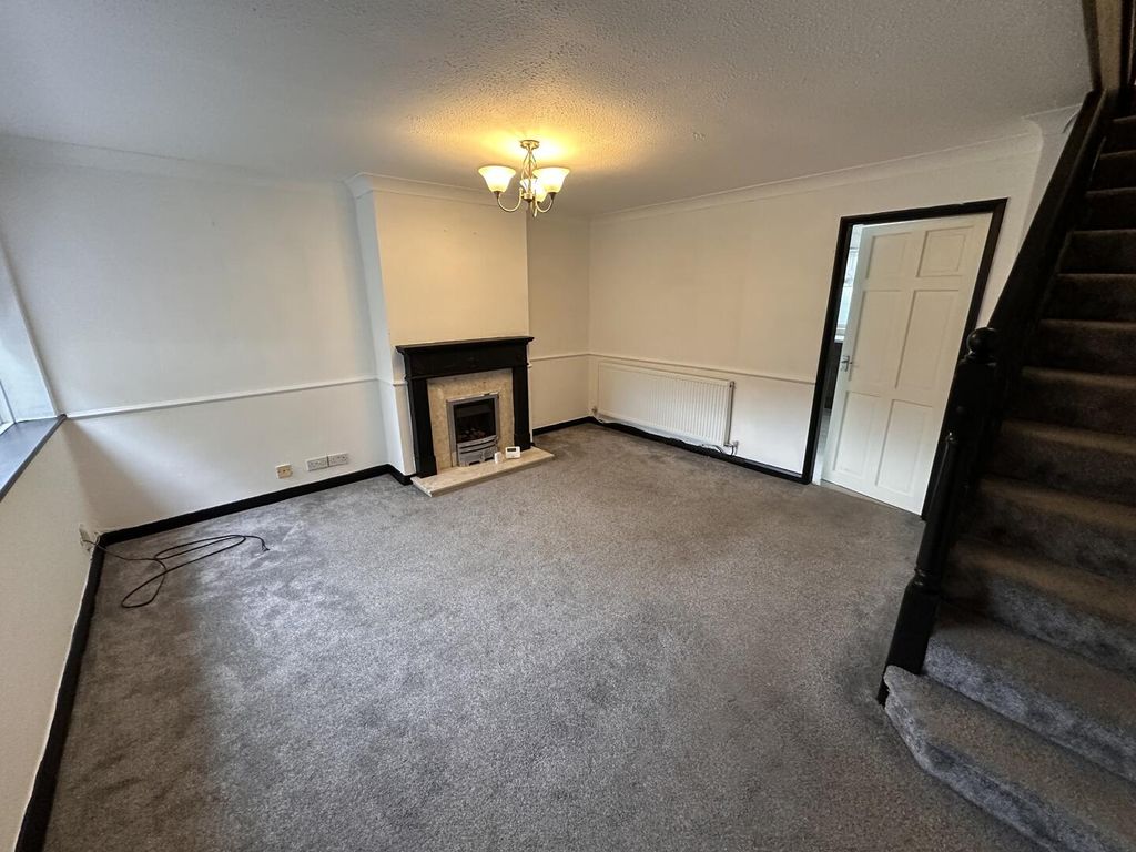 Property photo 1 of 10 Living Room