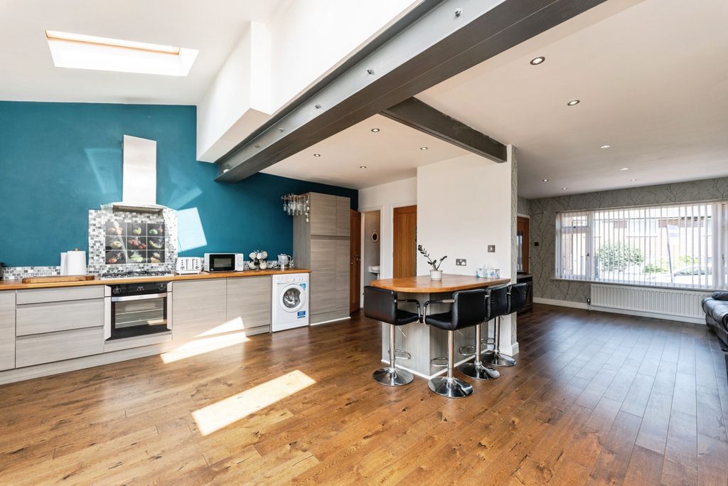 Property photo 2 of 15 Lounge / Kitchen
