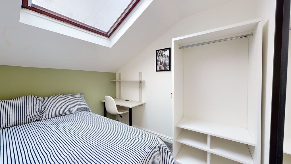 Property photo 2 of 5 A Bright And Inviting Double Bedroom Featuring A c...