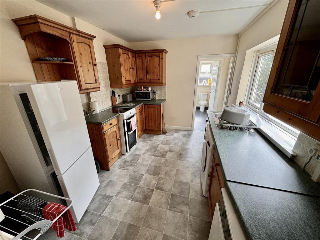 Property photo 3 of 14 Kitchen