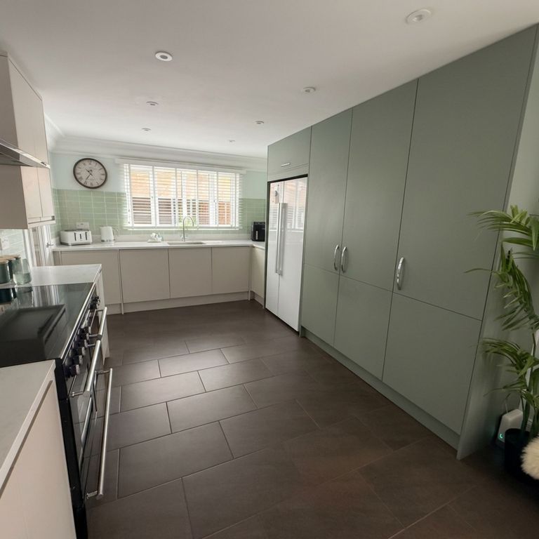 Property photo 3 of 16 Kitchen