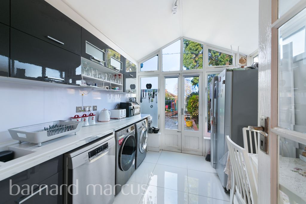 Property photo 3 of 11 Kitchen