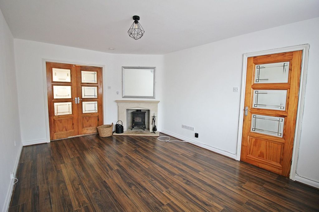 Property photo 2 of 25