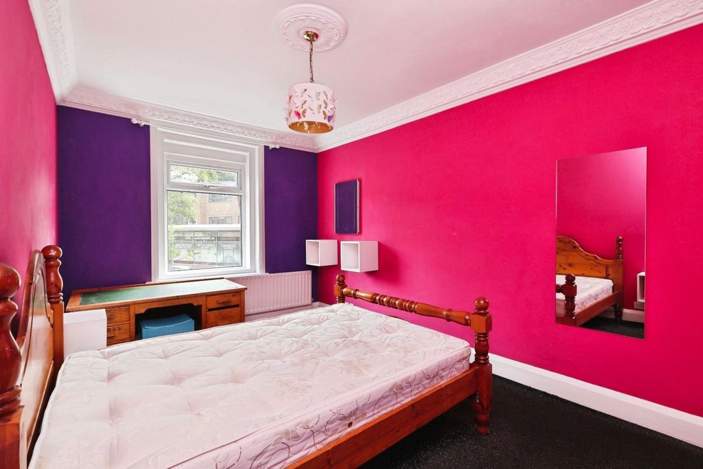 Property photo 2 of 25 Bedroom