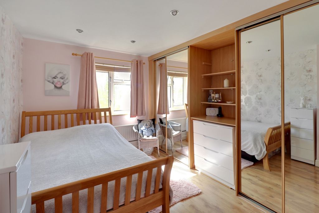 Property photo 3 of 10 Bedroom 1