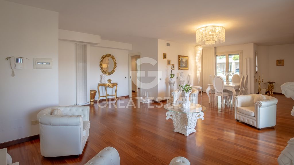 Property photo 2 of 28 Interiors