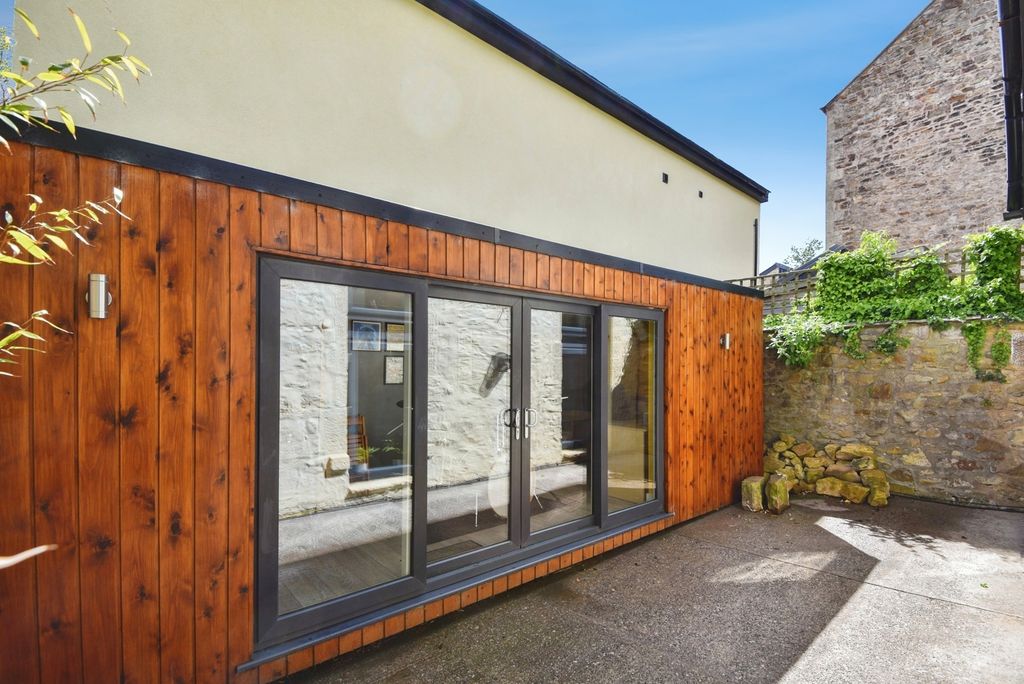 Property photo 3 of 20 Gdn Rm & Courtyard