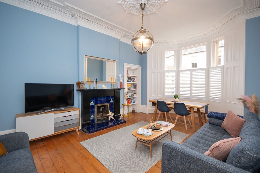 Property photo 3 of 24 Lounge