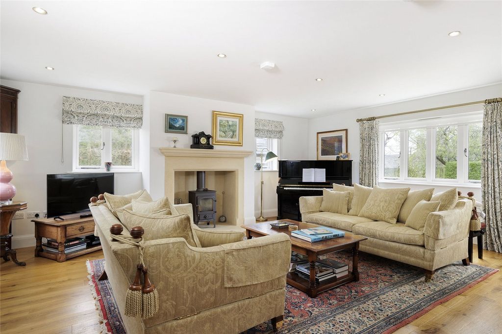 Property photo 3 of 18 Sitting Room