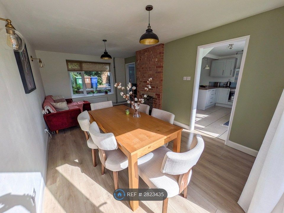 Property photo 2 of 20 Dining / Living Room