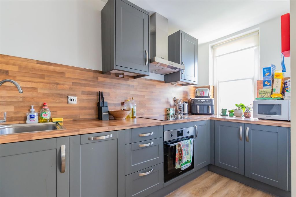 Property photo 2 of 12 76, 8 (6 Of 11).Jpg