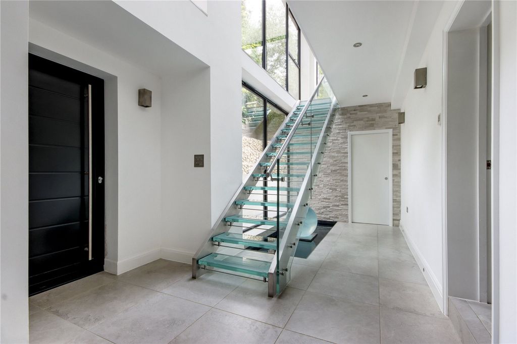 Property photo 2 of 30 Entrance Hall