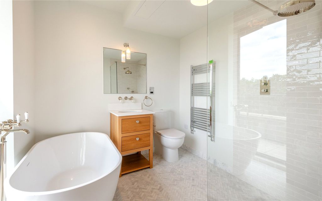 Property photo 3 of 9 Main En Suite