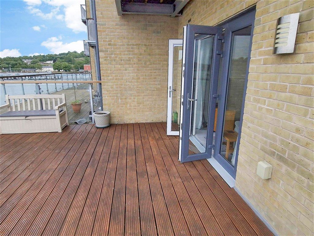 Property photo 1 of 10 Decking 1