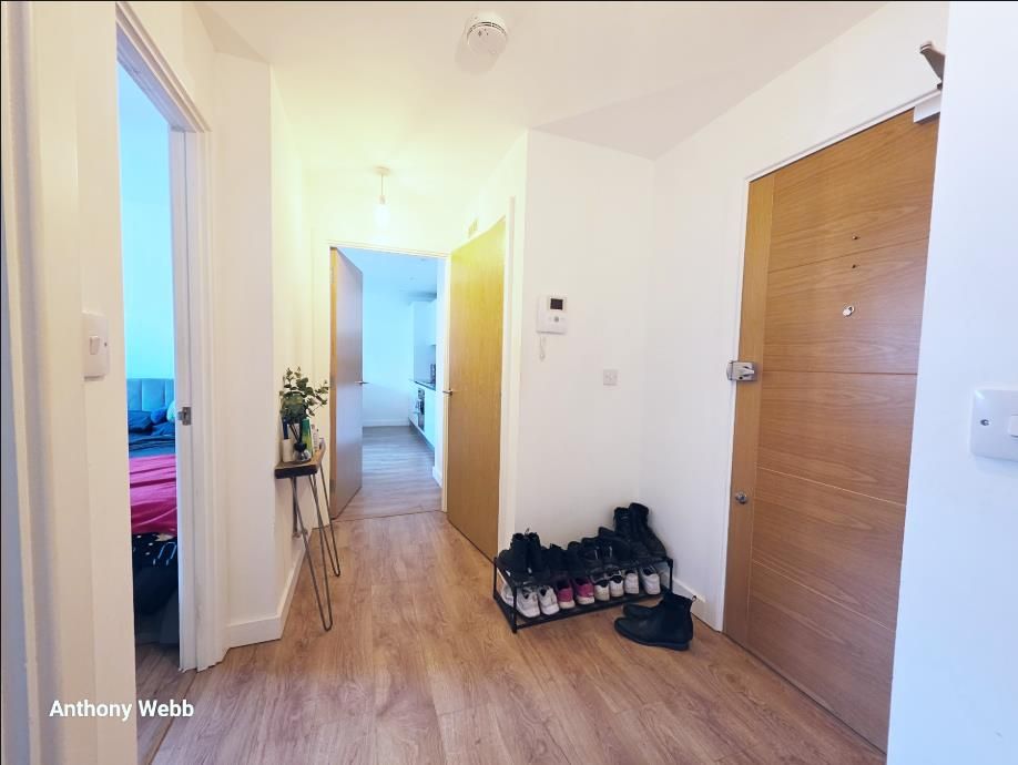 Property photo 3 of 10 Hallway 1