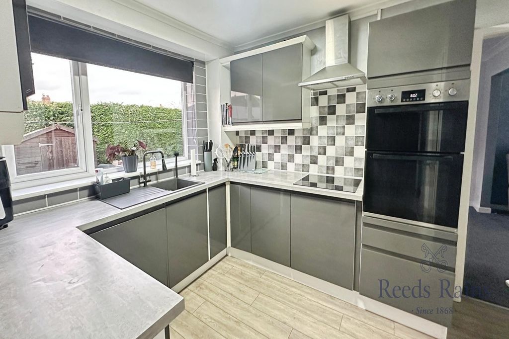 Property photo 2 of 17 Kitchen