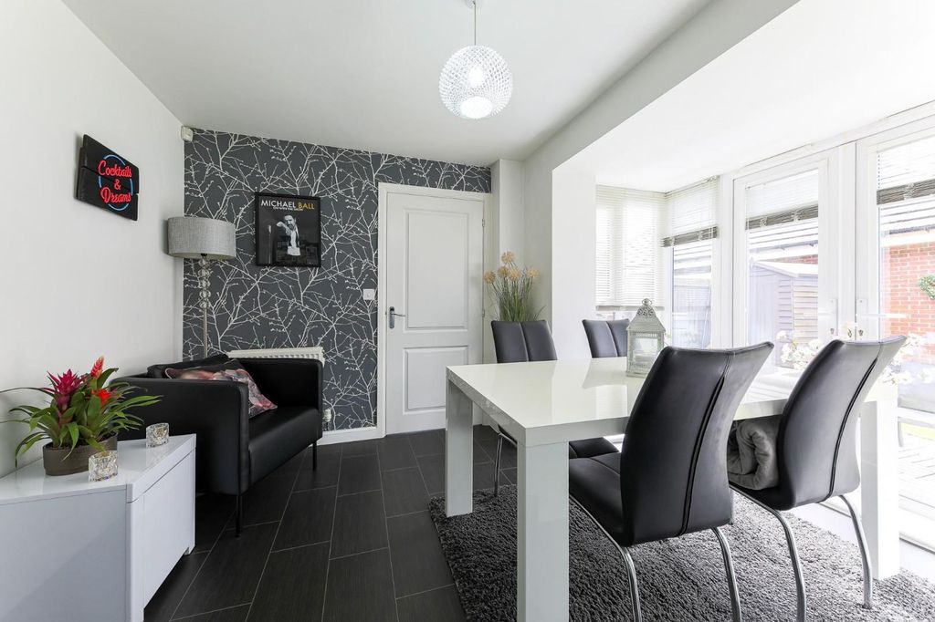 Property photo 3 of 18 Dining Room.Jpg