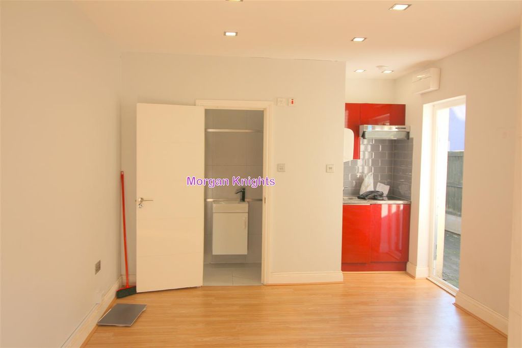 Property photo 2 of 7 Living Room/Bedroom:
