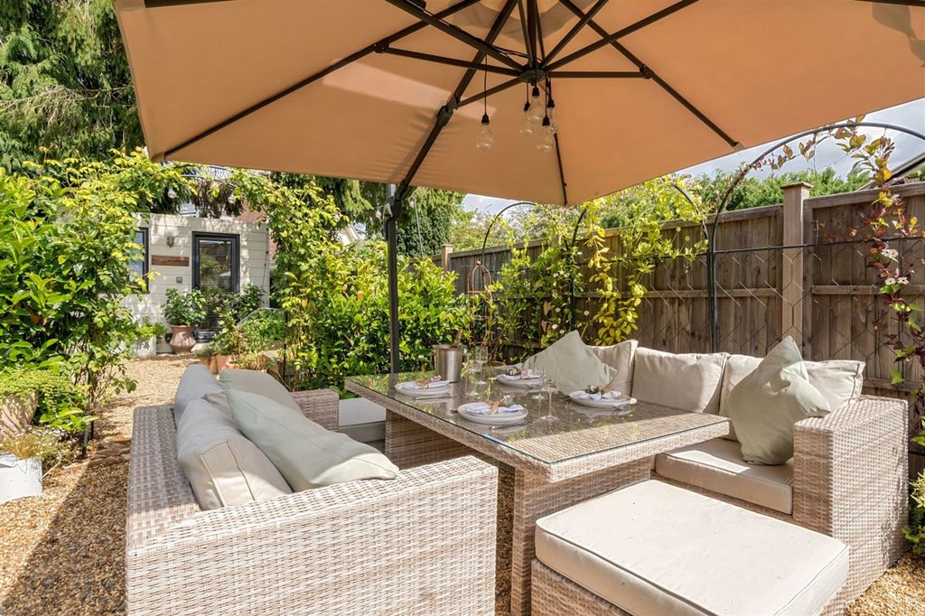 Property photo 2 of 27 Garden *Summer 2023