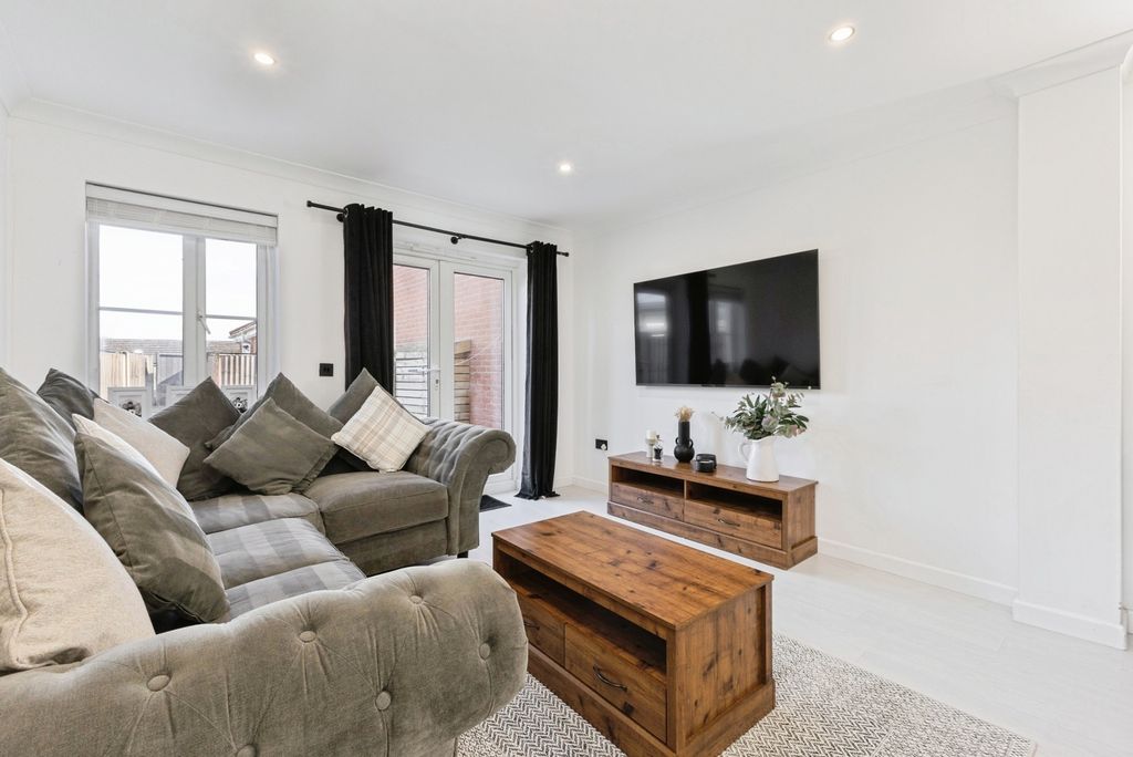 Property photo 2 of 17 Photo