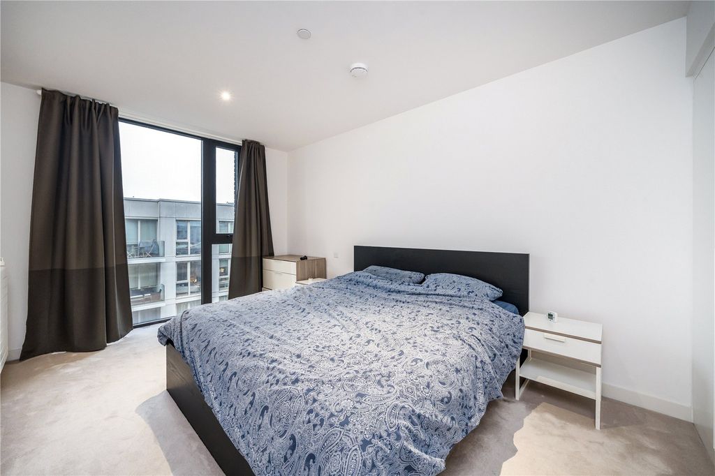 Property photo 3 of 6 Bedroom