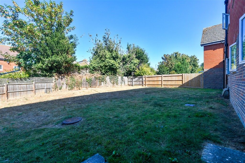 Property photo 2 of 14 Communal Gardens