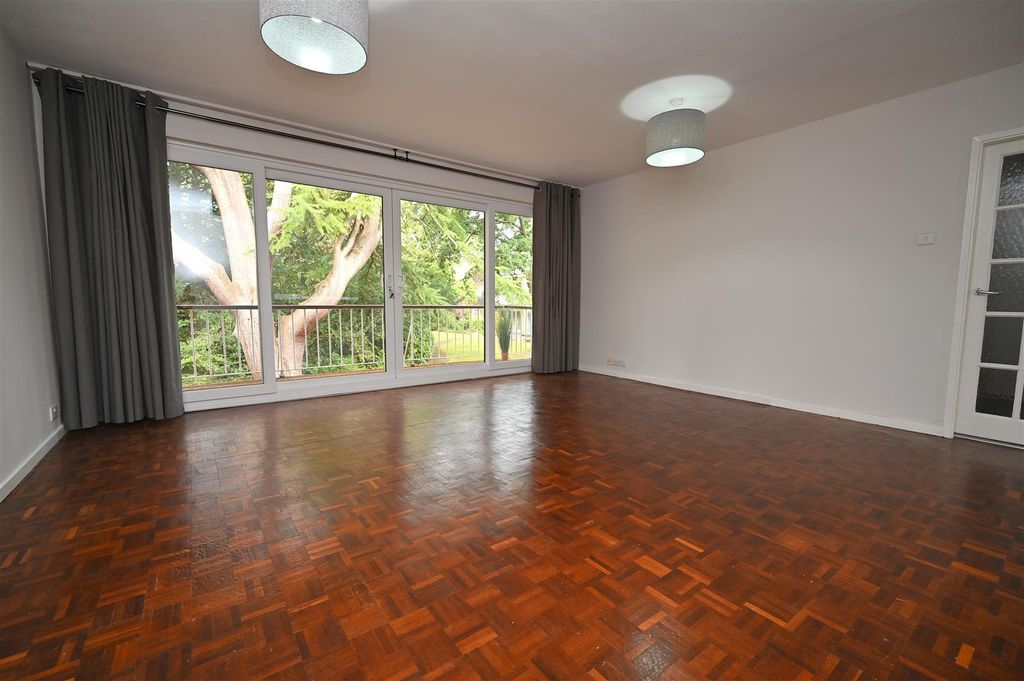 Property photo 2 of 16 Lounge.Jpg