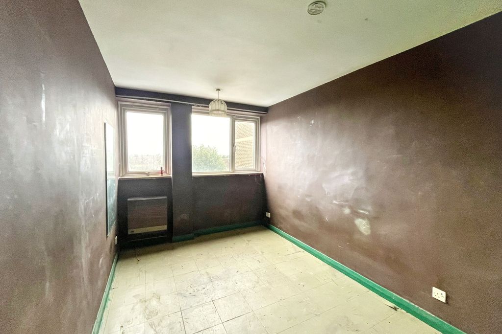 Property photo 2 of 10 Flat 30 Clifford Court, 2 Heathfield Road, Wandsworth Common, London, Sw18 3Je