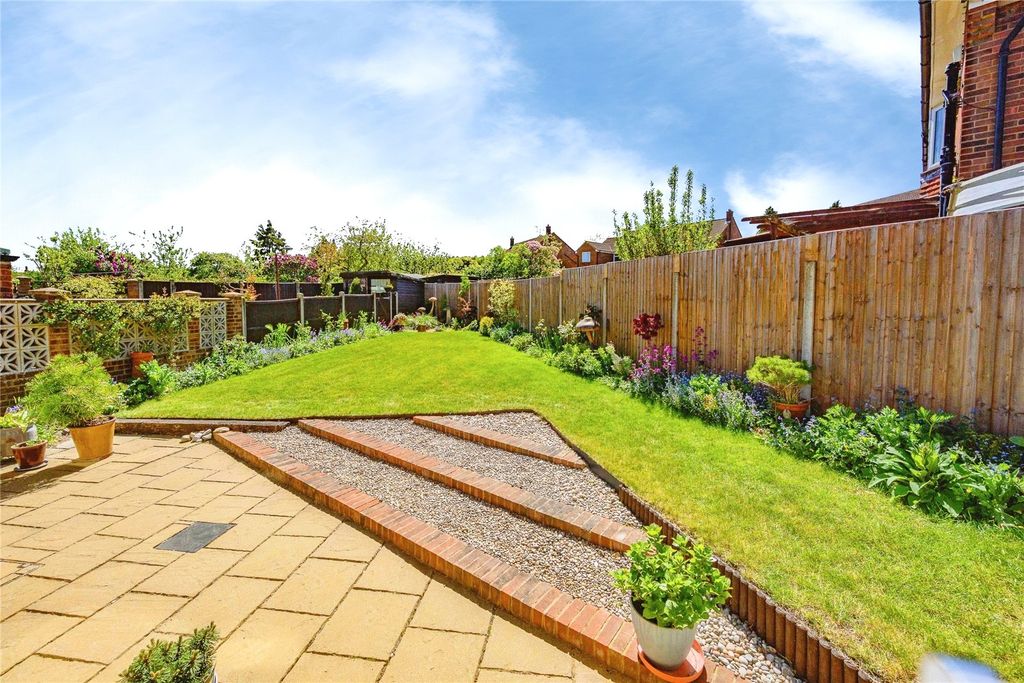 Property photo 2 of 18 Garden