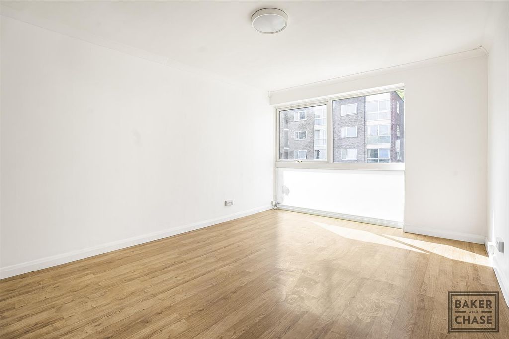 Property photo 2 of 13 Lounge