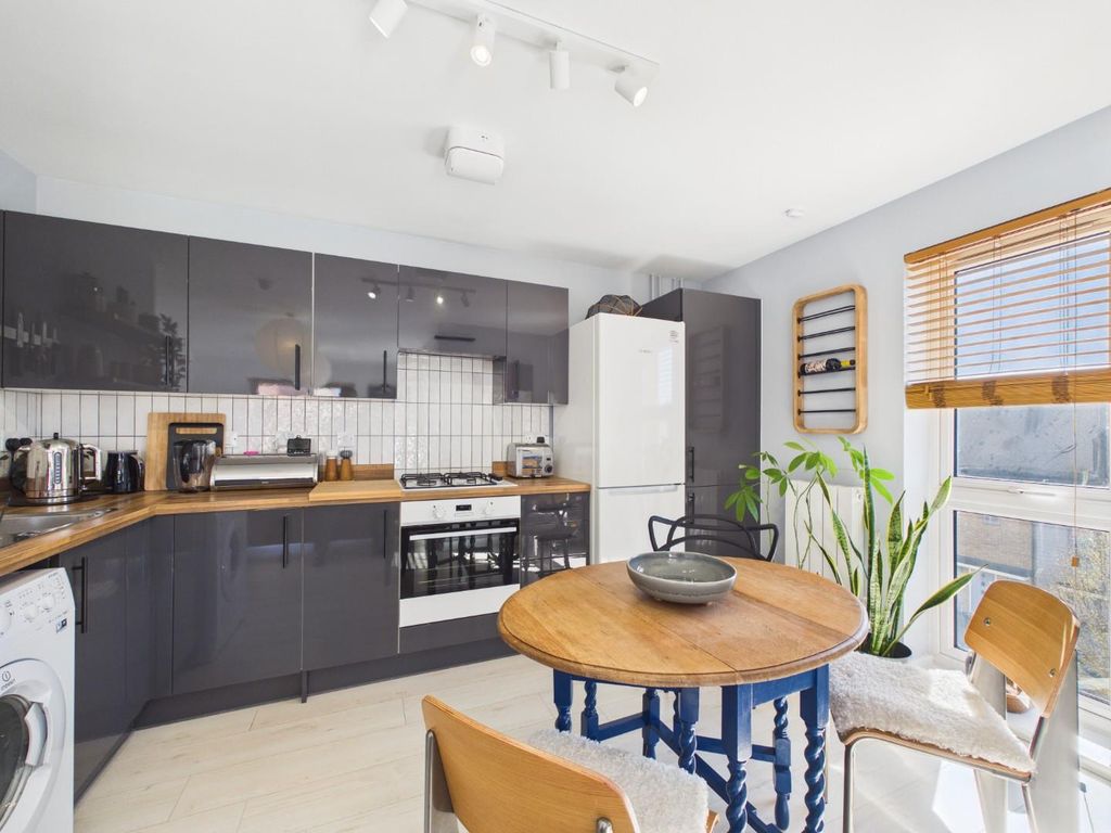 Property photo 3 of 20 Cam05010G0-Pr0045-Still024.Jpg