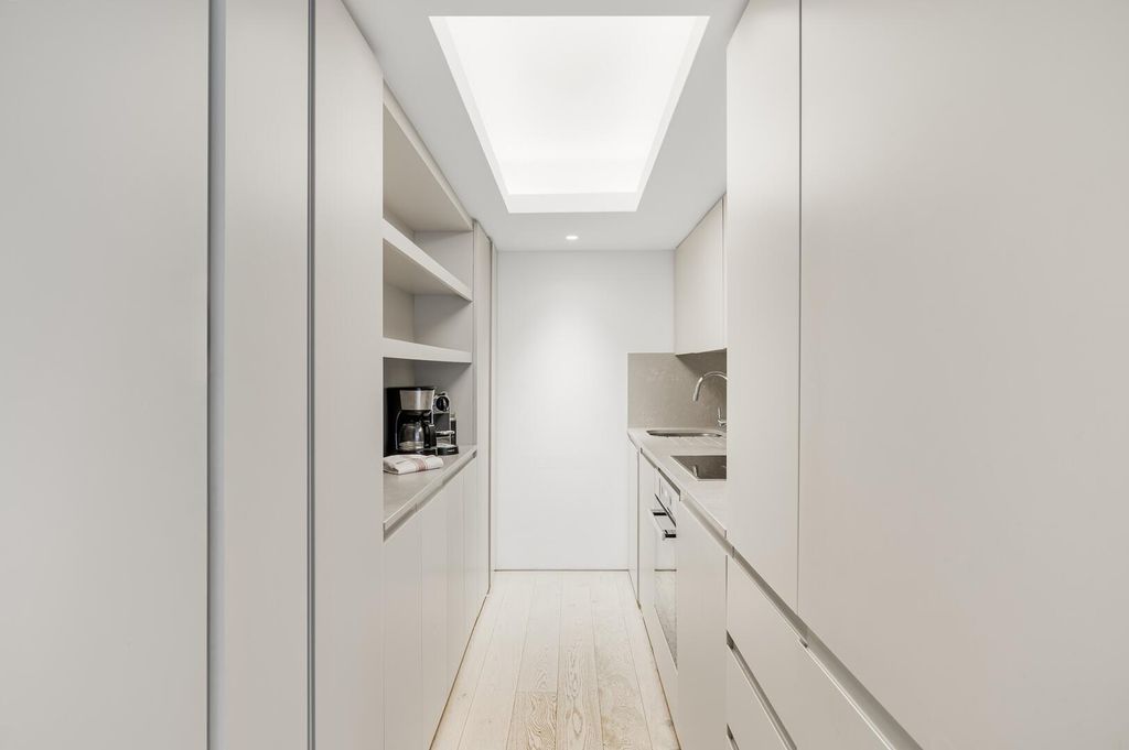 Property photo 3 of 8 Kitchen