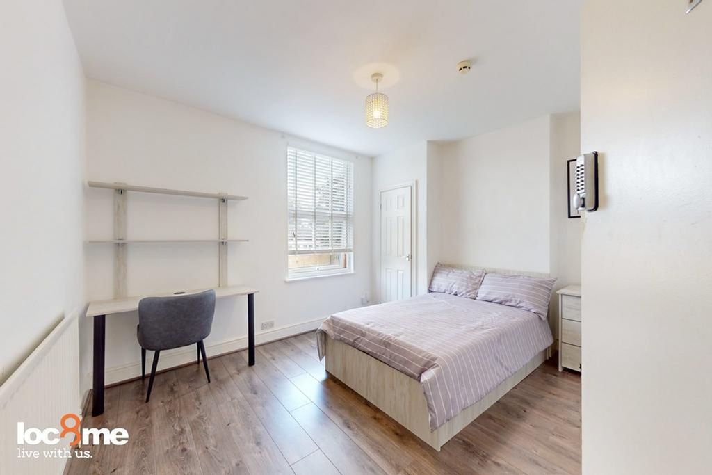 Property photo 3 of 21 A Bright And Spacious Double Bedroom With Modern F...