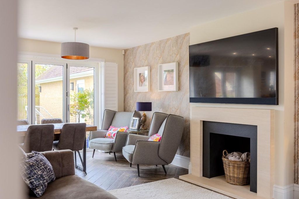 Property photo 2 of 35 Lounge