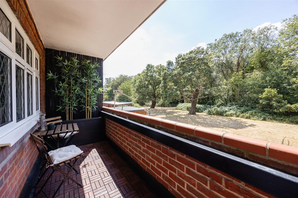 Property photo 3 of 30 Rivenhall Gardens, E18