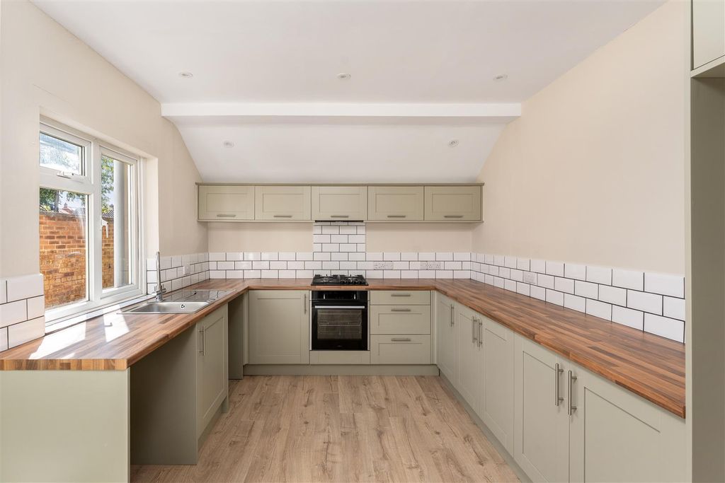 Property photo 2 of 16 21A Gibbs Road, Banbury-7.Jpg