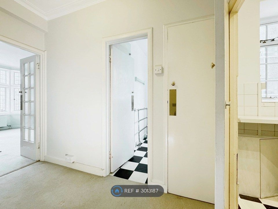Property photo 3 of 21 Hallway