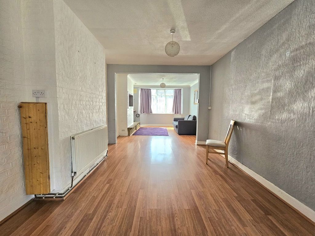 Property photo 2 of 12 Through Lounge