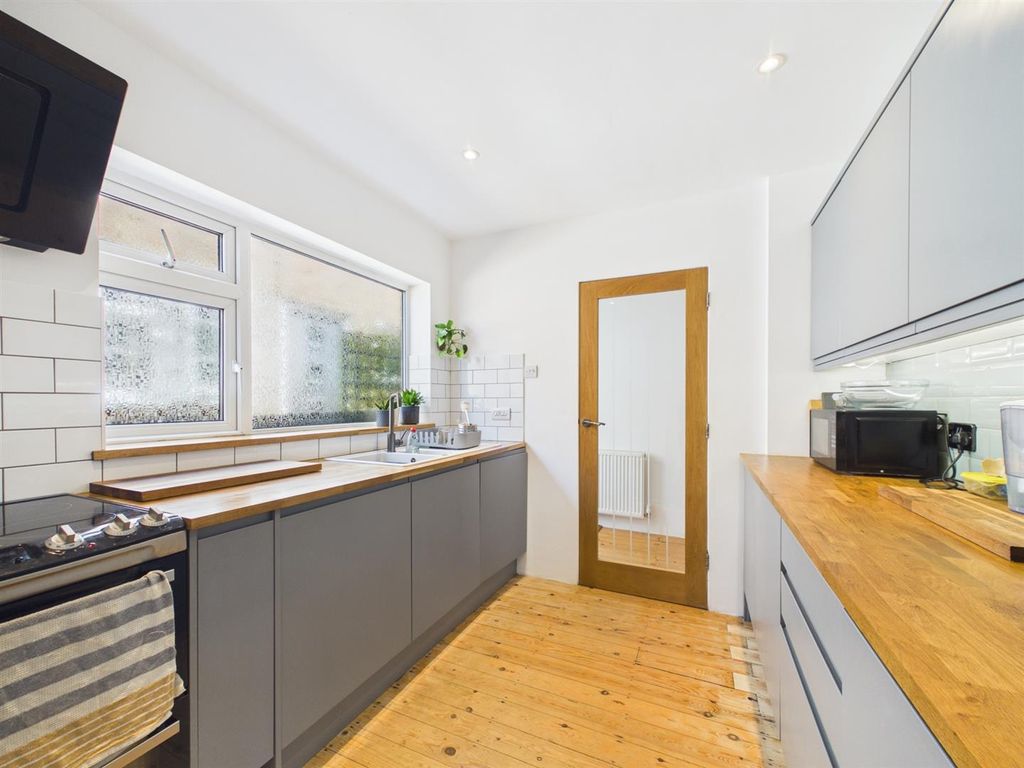 Property photo 3 of 19 Kitchen