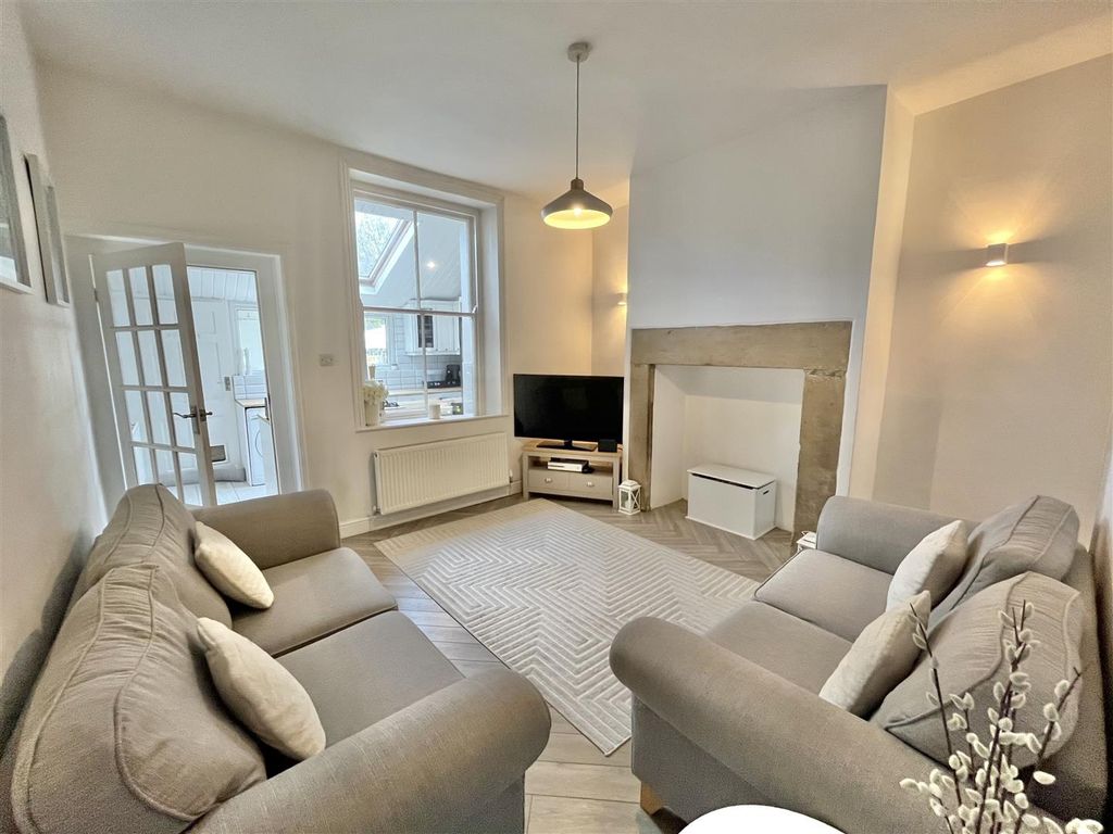 Property photo 3 of 11 Lounge