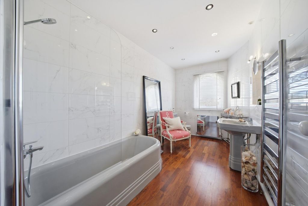 Additional image 19 of 3 bed flat for salePark Terrace, The Park NG1