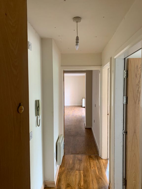 Property photo 2 of 19 Entrance Hall