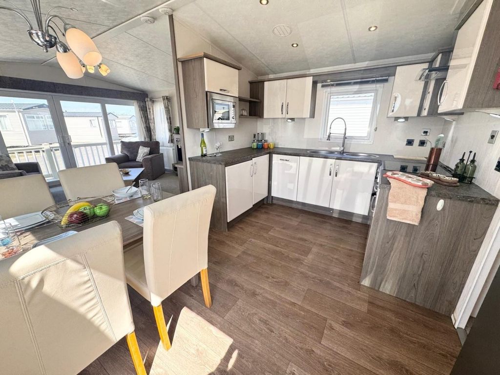 Property photo 2 of 10 Delta Cambridge 2016 Car0021444 145113842.Jpeg