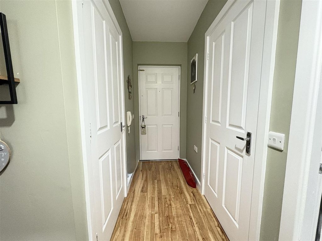 Property photo 2 of 18 Entrance Hall