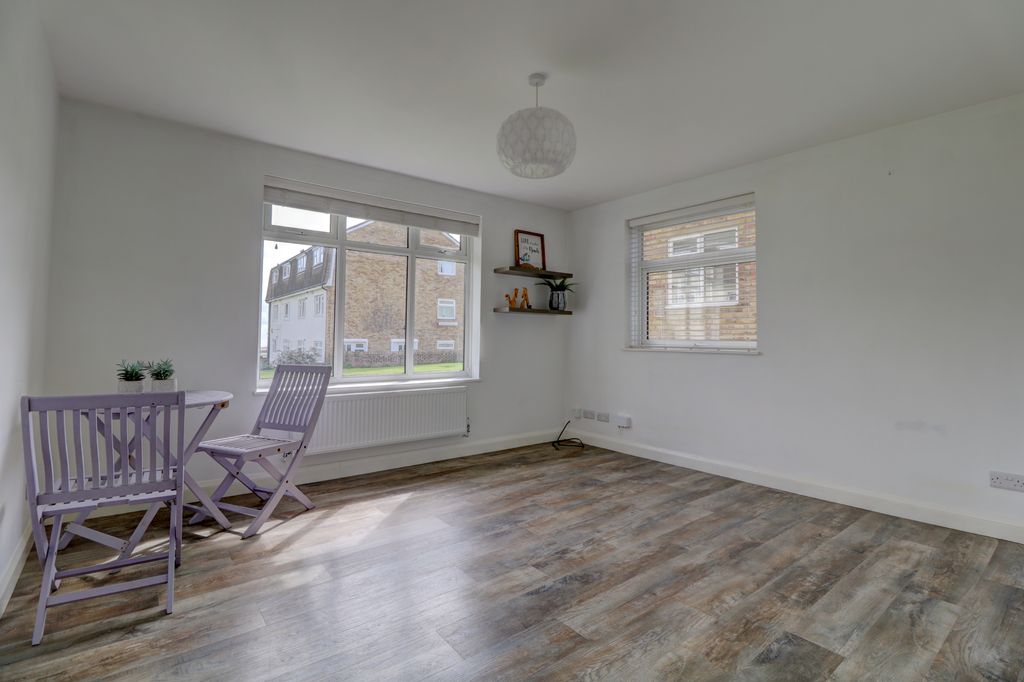 Property photo 2 of 9 Lounge