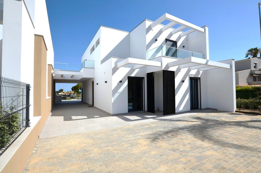 Property photo 1 of 43 Three-Bedroom Corner Houses Of High Quality With Private Pool