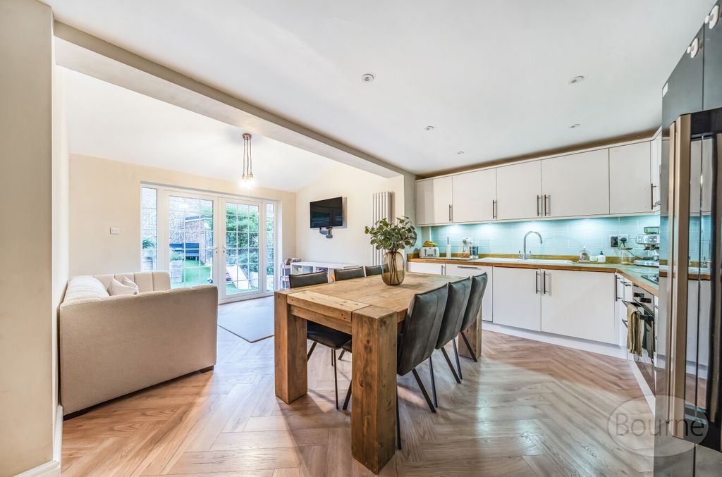 Property photo 3 of 21 67215694-80d6-484...