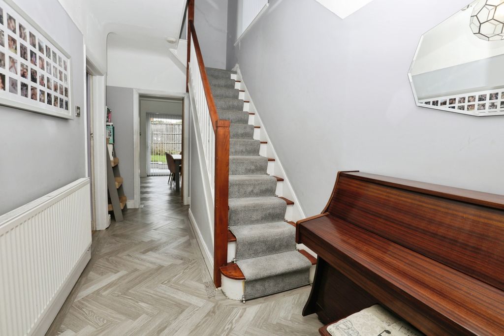 Property photo 2 of 20 9